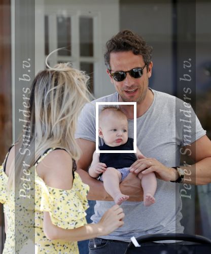 Amsterdam 17 juli 2018
Chantal janzen met man Marco Geeratz en hun zoontje op etrras en achter de kinderwagen.