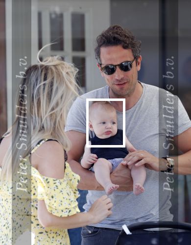 Amsterdam 17 juli 2018
Chantal janzen met man Marco Geeratz en hun zoontje op etrras en achter de kinderwagen.