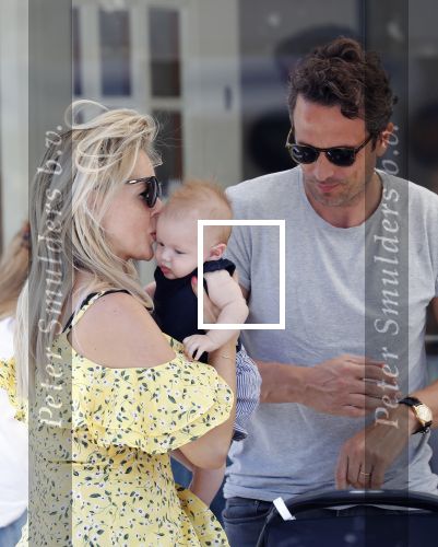 Amsterdam 17 juli 2018
Chantal janzen met man Marco Geeratz en hun zoontje op etrras en achter de kinderwagen.