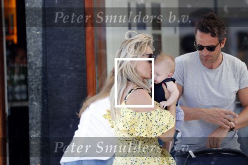 Amsterdam 17 juli 2018
Chantal janzen met man Marco Geeratz en hun zoontje op etrras en achter de kinderwagen.
