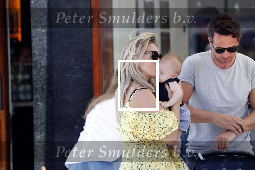 Amsterdam 17 juli 2018
Chantal janzen met man Marco Geeratz en hun zoontje op etrras en achter de kinderwagen.