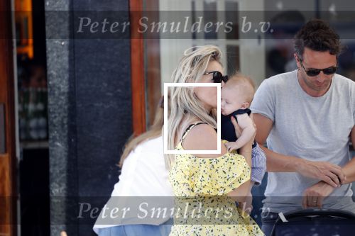 Amsterdam 17 juli 2018
Chantal janzen met man Marco Geeratz en hun zoontje op etrras en achter de kinderwagen.