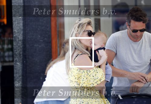 Amsterdam 17 juli 2018
Chantal janzen met man Marco Geeratz en hun zoontje op etrras en achter de kinderwagen.