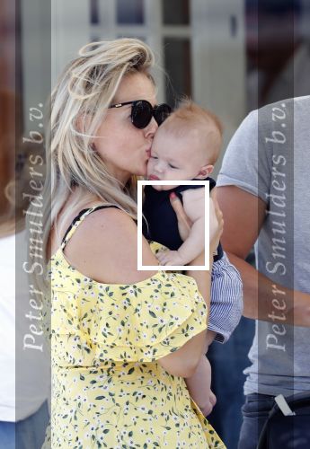 Amsterdam 17 juli 2018
Chantal janzen met man Marco Geeratz en hun zoontje op etrras en achter de kinderwagen.