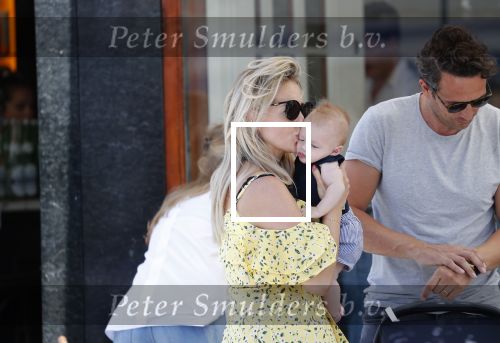 Amsterdam 17 juli 2018
Chantal janzen met man Marco Geeratz en hun zoontje op etrras en achter de kinderwagen.