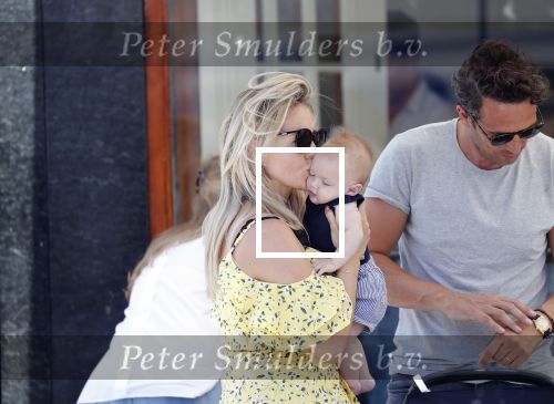 Amsterdam 17 juli 2018
Chantal janzen met man Marco Geeratz en hun zoontje op etrras en achter de kinderwagen.