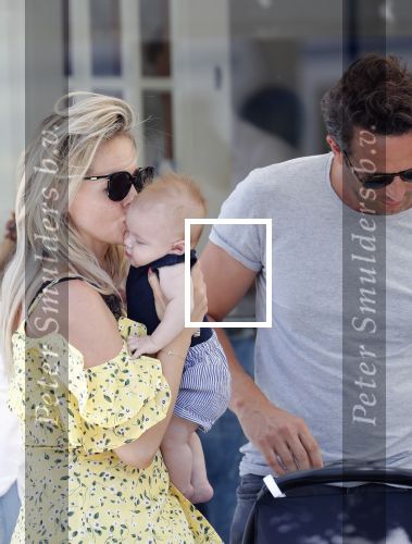 Amsterdam 17 juli 2018
Chantal janzen met man Marco Geeratz en hun zoontje op etrras en achter de kinderwagen.