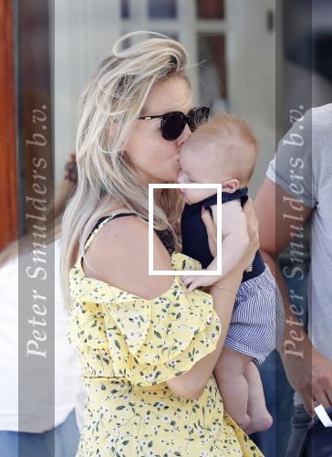 Amsterdam 17 juli 2018
Chantal janzen met man Marco Geeratz en hun zoontje op etrras en achter de kinderwagen.