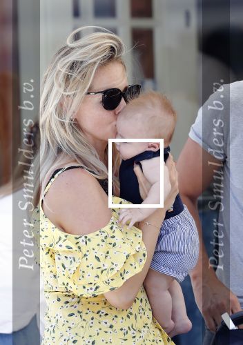 Amsterdam 17 juli 2018
Chantal janzen met man Marco Geeratz en hun zoontje op etrras en achter de kinderwagen.