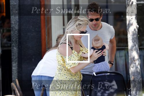 Amsterdam 17 juli 2018
Chantal janzen met man Marco Geeratz en hun zoontje op etrras en achter de kinderwagen.