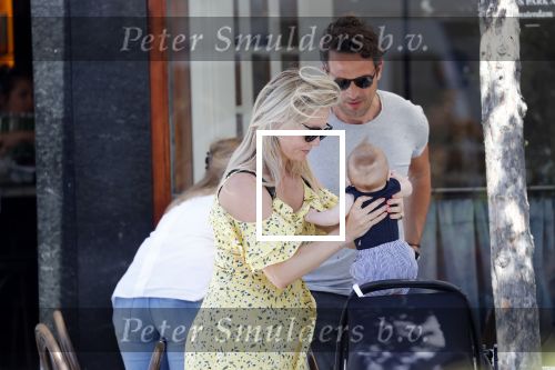 Amsterdam 17 juli 2018
Chantal janzen met man Marco Geeratz en hun zoontje op etrras en achter de kinderwagen.