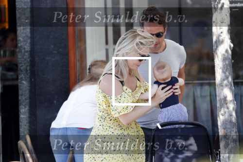 Amsterdam 17 juli 2018
Chantal janzen met man Marco Geeratz en hun zoontje op etrras en achter de kinderwagen.