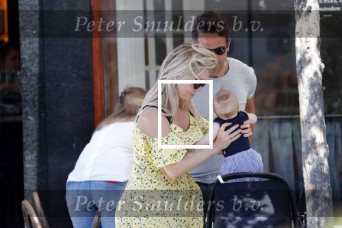 Amsterdam 17 juli 2018
Chantal janzen met man Marco Geeratz en hun zoontje op etrras en achter de kinderwagen.