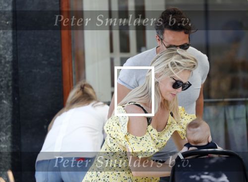 Amsterdam 17 juli 2018
Chantal janzen met man Marco Geeratz en hun zoontje op etrras en achter de kinderwagen.