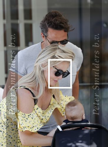 Amsterdam 17 juli 2018
Chantal janzen met man Marco Geeratz en hun zoontje op etrras en achter de kinderwagen.
