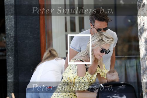Amsterdam 17 juli 2018
Chantal janzen met man Marco Geeratz en hun zoontje op etrras en achter de kinderwagen.