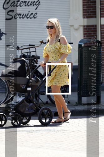 Amsterdam 17 juli 2018
Chantal janzen met man Marco Geeratz en hun zoontje op etrras en achter de kinderwagen.