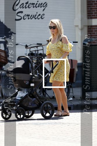 Amsterdam 17 juli 2018
Chantal janzen met man Marco Geeratz en hun zoontje op etrras en achter de kinderwagen.