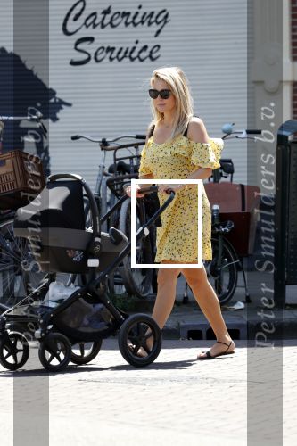 Amsterdam 17 juli 2018
Chantal janzen met man Marco Geeratz en hun zoontje op etrras en achter de kinderwagen.