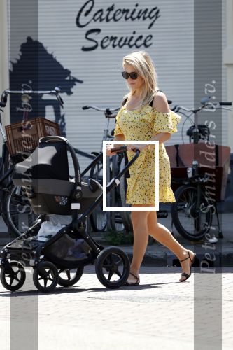 Amsterdam 17 juli 2018
Chantal janzen met man Marco Geeratz en hun zoontje op etrras en achter de kinderwagen.