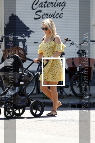 Amsterdam 17 juli 2018
Chantal janzen met man Marco Geeratz en hun zoontje op etrras en achter de kinderwagen.
