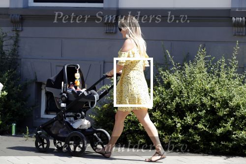 Amsterdam 17 juli 2018
Chantal janzen met man Marco Geeratz en hun zoontje op etrras en achter de kinderwagen.