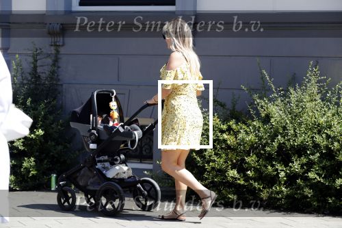 Amsterdam 17 juli 2018
Chantal janzen met man Marco Geeratz en hun zoontje op etrras en achter de kinderwagen.