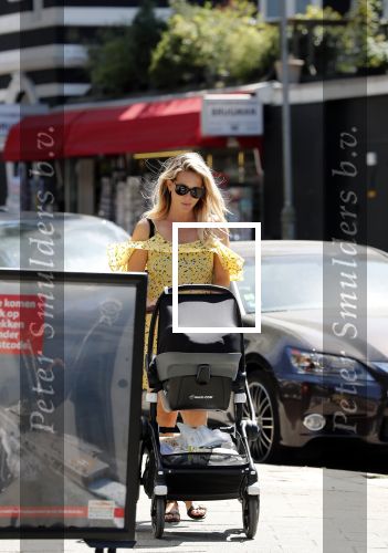 Amsterdam 17 juli 2018
Chantal janzen met man Marco Geeratz en hun zoontje op etrras en achter de kinderwagen.