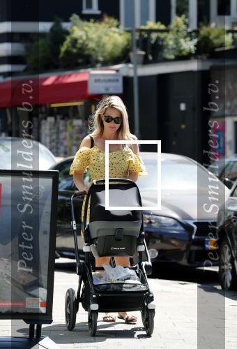 Amsterdam 17 juli 2018
Chantal janzen met man Marco Geeratz en hun zoontje op etrras en achter de kinderwagen.