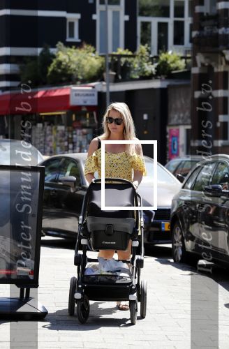 Amsterdam 17 juli 2018
Chantal janzen met man Marco Geeratz en hun zoontje op etrras en achter de kinderwagen.