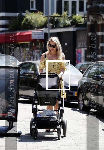 Amsterdam 17 juli 2018
Chantal janzen met man Marco Geeratz en hun zoontje op etrras en achter de kinderwagen.
