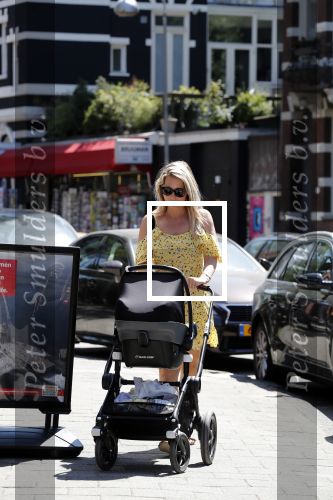 Amsterdam 17 juli 2018
Chantal janzen met man Marco Geeratz en hun zoontje op etrras en achter de kinderwagen.