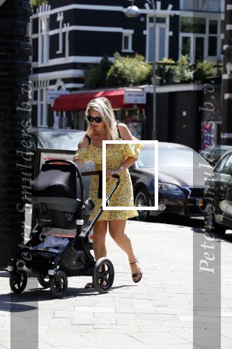 Amsterdam 17 juli 2018
Chantal janzen met man Marco Geeratz en hun zoontje op etrras en achter de kinderwagen.