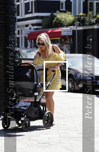 Amsterdam 17 juli 2018
Chantal janzen met man Marco Geeratz en hun zoontje op etrras en achter de kinderwagen.
