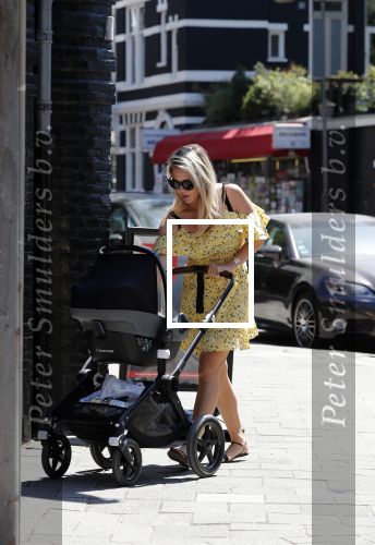 Amsterdam 17 juli 2018
Chantal janzen met man Marco Geeratz en hun zoontje op etrras en achter de kinderwagen.