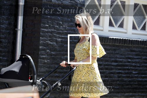 Amsterdam 17 juli 2018
Chantal janzen met man Marco Geeratz en hun zoontje op etrras en achter de kinderwagen.