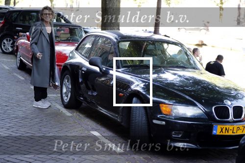 Amsterdam 29 juni 2018
Connie Palmen op weg naar haar BMW Z3 uit 1999.