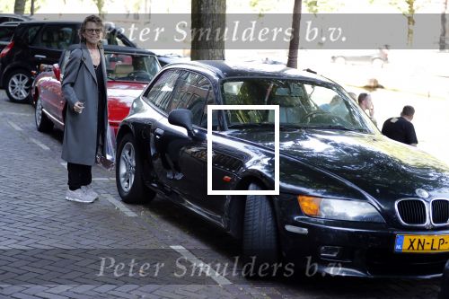 Amsterdam 29 juni 2018
Connie Palmen op weg naar haar BMW Z3 uit 1999.