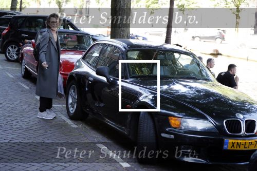Amsterdam 29 juni 2018
Connie Palmen op weg naar haar BMW Z3 uit 1999.