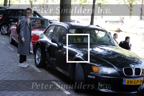 Amsterdam 29 juni 2018
Connie Palmen op weg naar haar BMW Z3 uit 1999.
