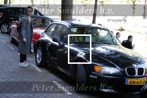 Amsterdam 29 juni 2018
Connie Palmen op weg naar haar BMW Z3 uit 1999.