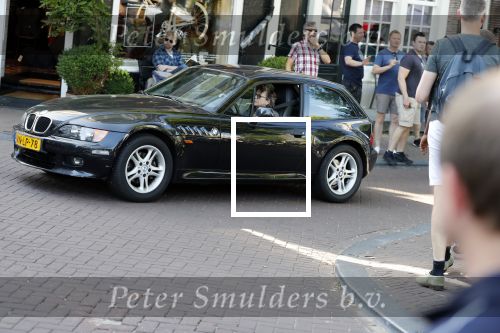 Amsterdam 29 juni 2018
Connie Palmen op weg naar haar BMW Z3 uit 1999.