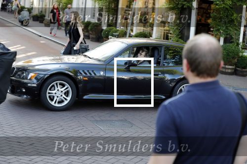 Amsterdam 29 juni 2018
Connie Palmen op weg naar haar BMW Z3 uit 1999.