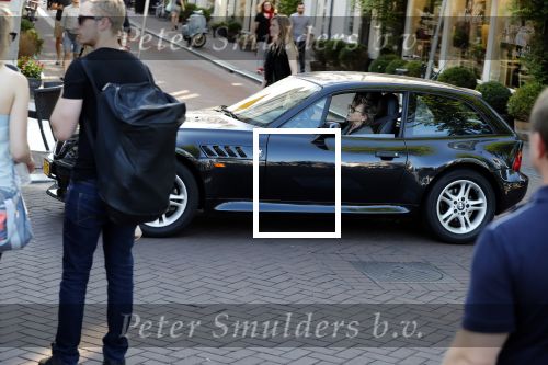 Amsterdam 29 juni 2018
Connie Palmen op weg naar haar BMW Z3 uit 1999.