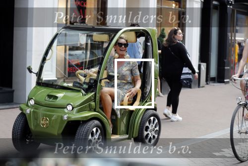Amsterdam 21 juli 2018
Connie Witteman in haar Connieâ€™s creative Car Concept karretje op de pc hooftstraat.