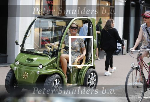 Amsterdam 21 juli 2018
Connie Witteman in haar Connieâ€™s creative Car Concept karretje op de pc hooftstraat.