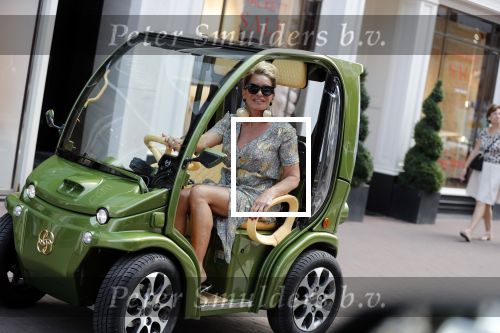 Amsterdam 21 juli 2018
Connie Witteman in haar Connieâ€™s creative Car Concept karretje op de pc hooftstraat.