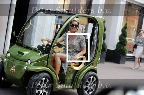 Amsterdam 21 juli 2018
Connie Witteman in haar Connieâ€™s creative Car Concept karretje op de pc hooftstraat.