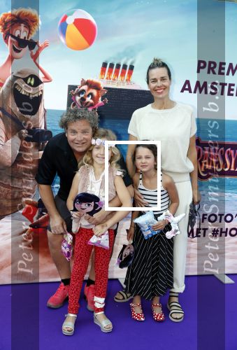 Amsterdam 15 juli 2018
De feestelijke Nederlandse premiÃ¨re van 
HOTEL TRANSSYLVANIÃ‹ 3 in PathÃ© Arena te Amsterdam. De Nederlandse stemacteurs Charly Luske, Fernando Halman, Ferry Doedens, Ilse Warringa, Tony Neef zijn aanwezig . Dirk Zeelenberg met vrouw Suus en dochter