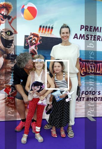 Amsterdam 15 juli 2018
De feestelijke Nederlandse premiÃ¨re van 
HOTEL TRANSSYLVANIÃ‹ 3 in PathÃ© Arena te Amsterdam. De Nederlandse stemacteurs Charly Luske, Fernando Halman, Ferry Doedens, Ilse Warringa, Tony Neef zijn aanwezig . Dirk Zeelenberg met vrouw Suus en dochter